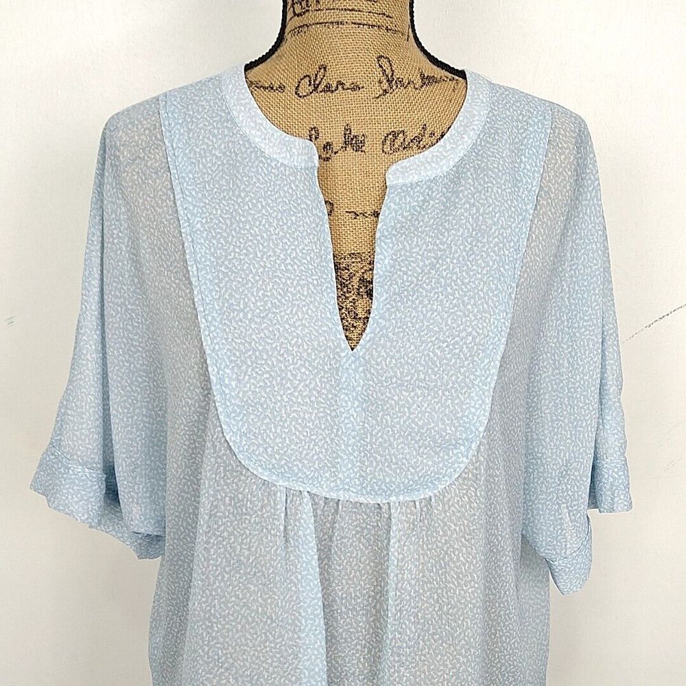 Two by Vince Camuto Womens sz M Top Blue Abstract Sheer VNeck 3/4 Sleeve Blouse - Picture 2 of 8